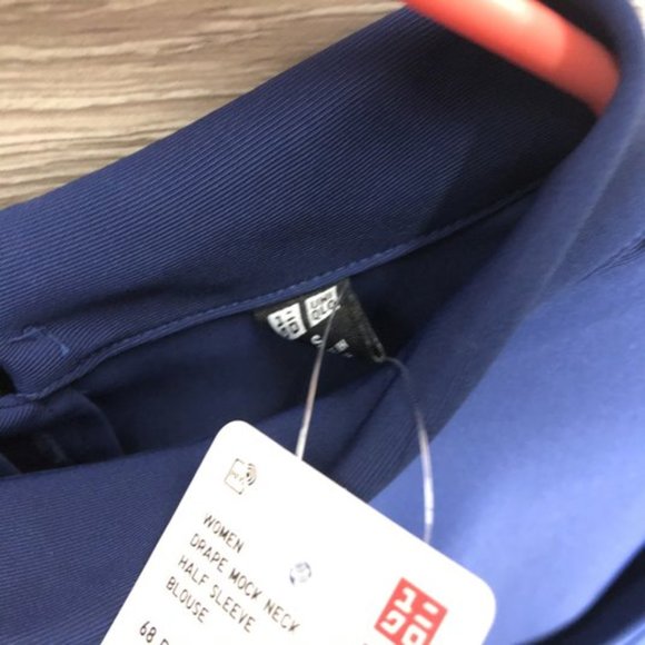 Uniqlo Small Drape Mock Neck Half Sleeve Blouse - Picture 5 of 6